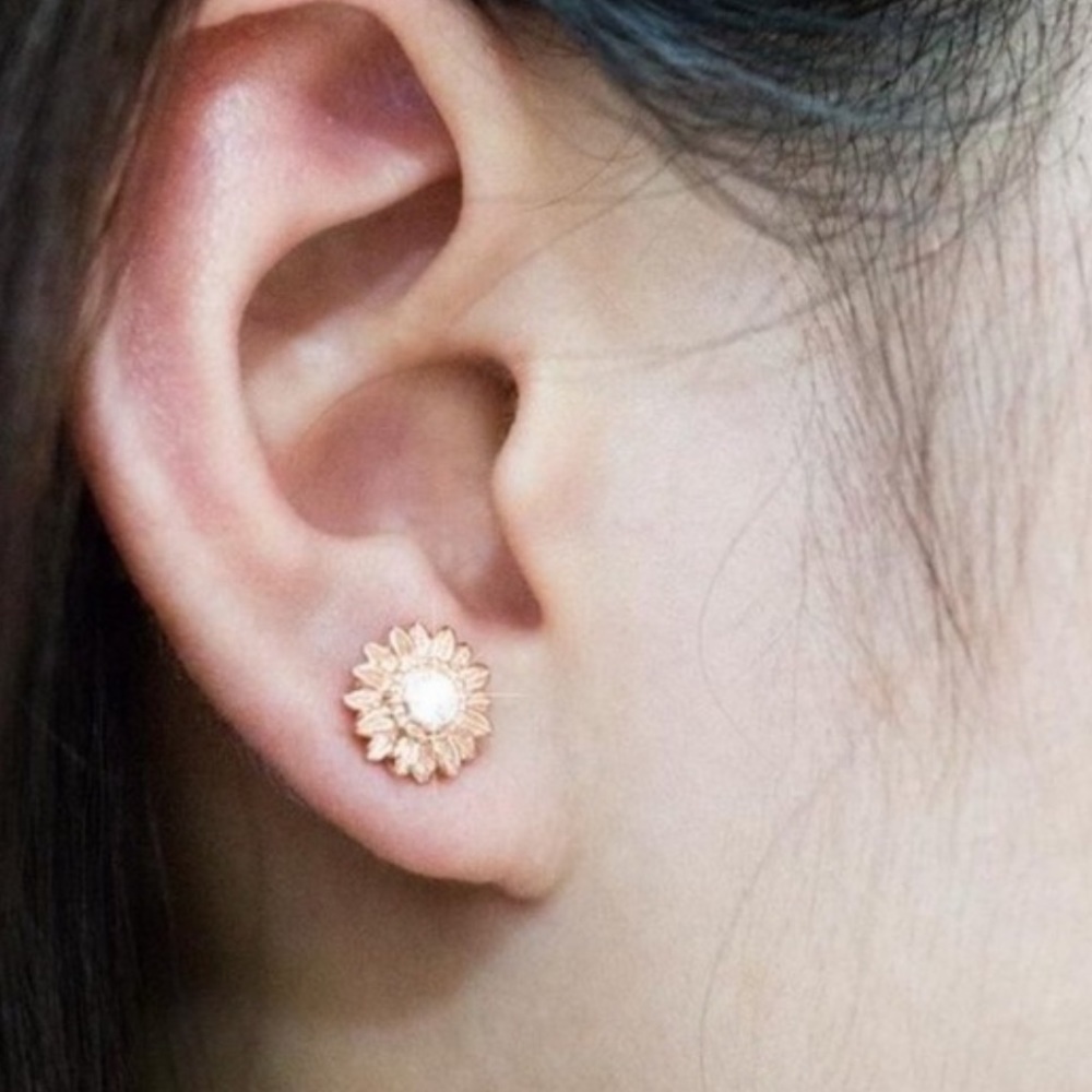 18k Yellow Gold Diamond Stud Earrings - Picture 2 of 3